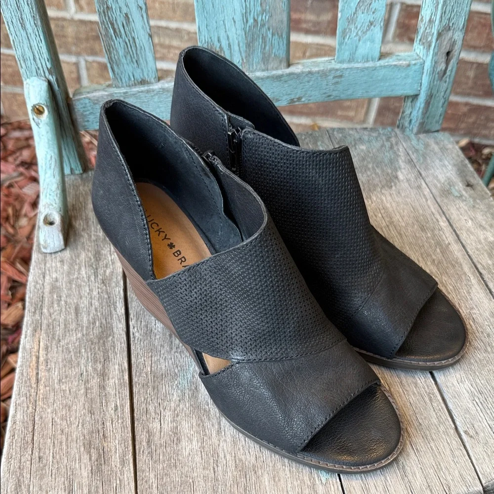 Lucky Brand Ladies 10M Black Jedrek Open Toe Wedge Ankle Bootie